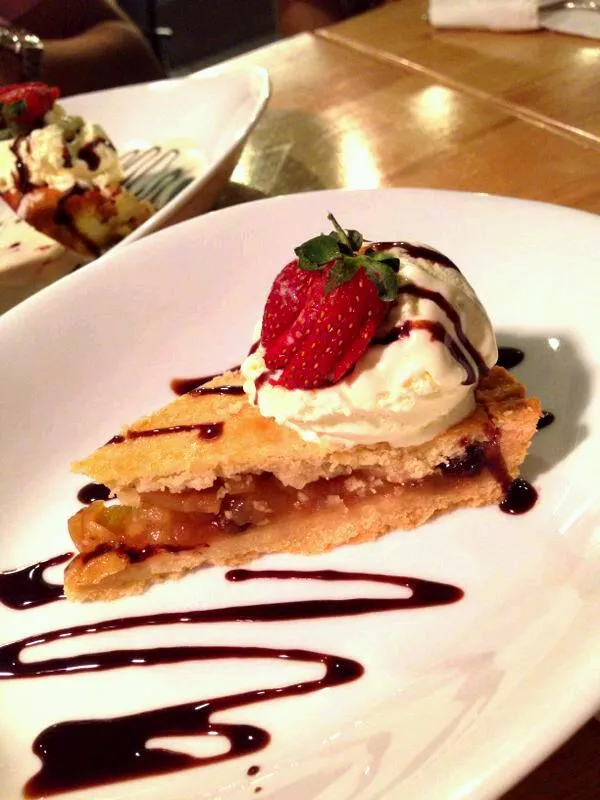 Snapdishの料理写真:apple pie with vanilla ice cream|joey limさん