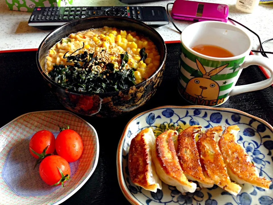 Snapdishの料理写真:辛ラーメン＆餃子|古津陽菜さん