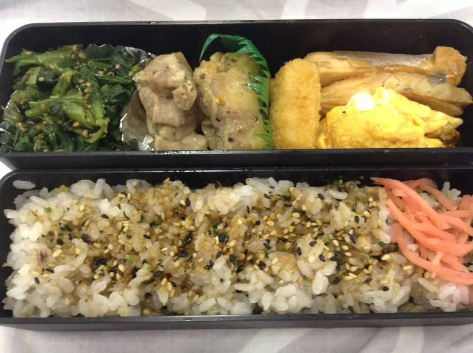 Snapdishの料理写真:弁当（鶏肉塩焼、海老寄せフライ、鮭塩焼、玉子焼き、ほうれん草ゴマ和え）|SasaMasa213さん