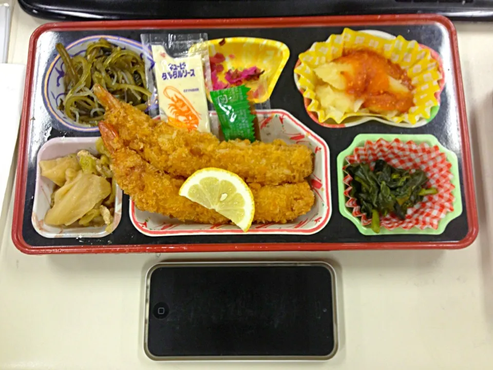 Snapdishの料理写真:超！特大エビフライ弁当|Toimanさん