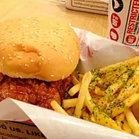 Chicken burger with seaweed fries|Lam Brendaさん