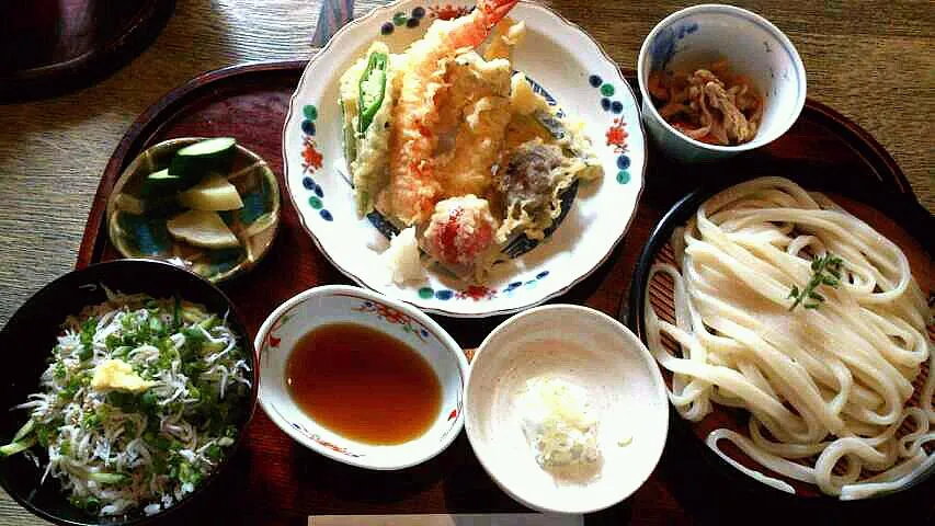 Snapdishの料理写真:讃岐うどん＆釜あげしらす丼＆天麩羅ランチ☆|kocu（コク）さん