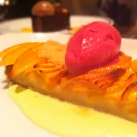 Peach pie with raspberry sorbet and mint sauce. Flavorful!|pickyeaterさん