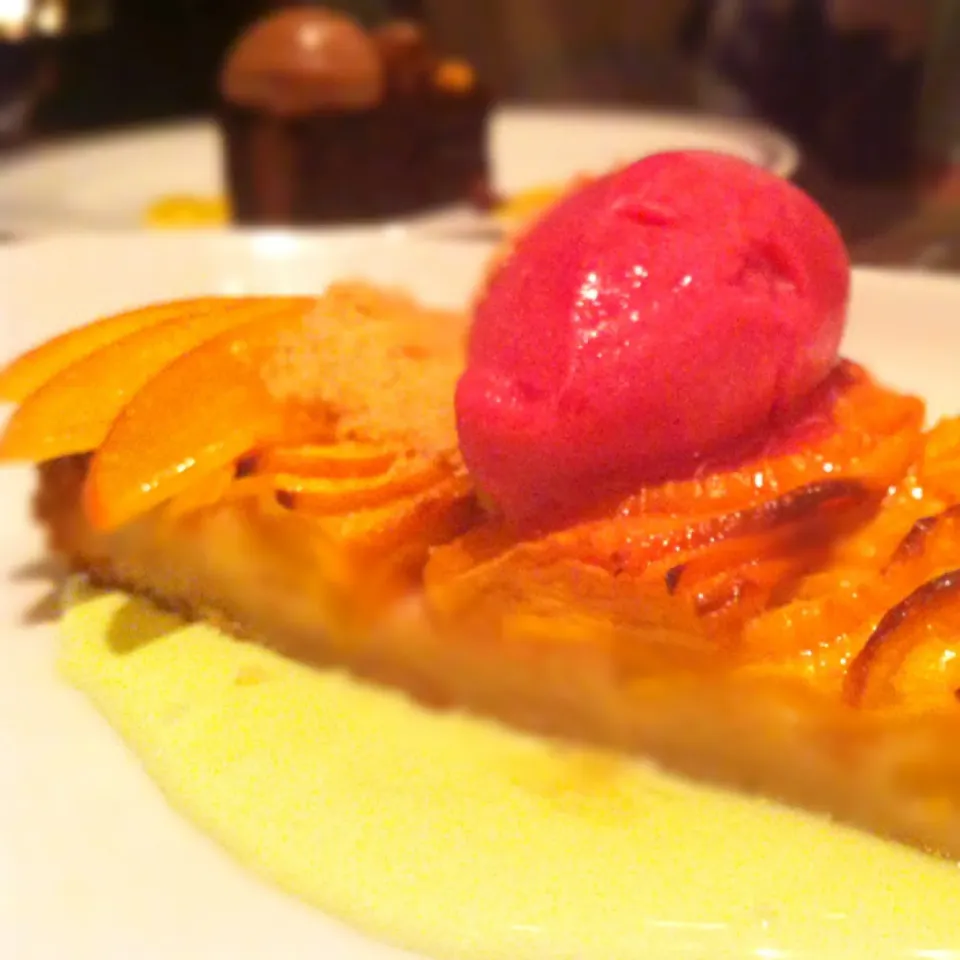 Peach pie with raspberry sorbet and mint sauce. Flavorful!|pickyeaterさん