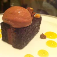 Hazelnut cake topped with creamy not-so-sweet chocolate ice cream.|pickyeaterさん