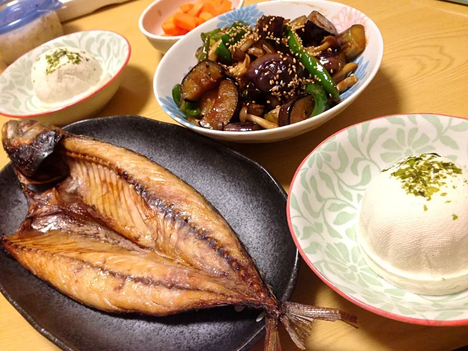 あじの開き、からし豆腐、なすとピーマンとしめじの味噌炒め、にんじんのぬか漬け。|liccaさん