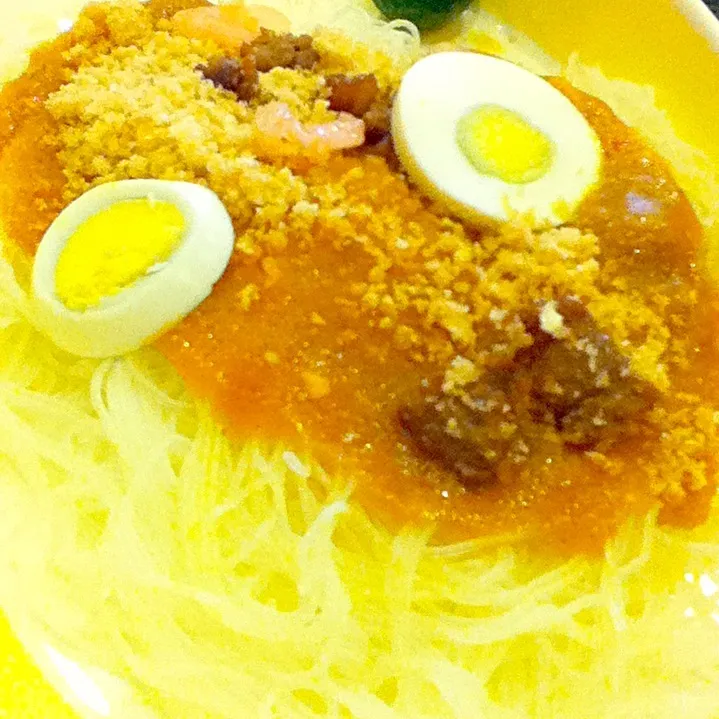 Snapdishの料理写真:Pinoy Style Palabok ( Noodles in shrimp gravy sauce)|tee fanerさん