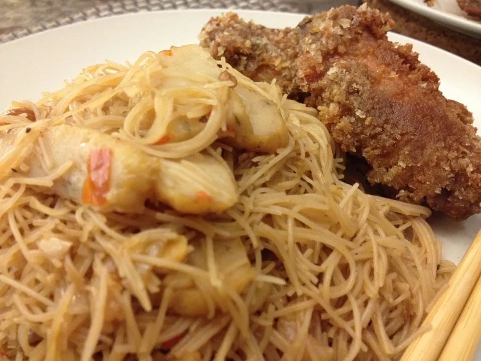 Fried beehoon with prawn paste chicken|AmeSabさん