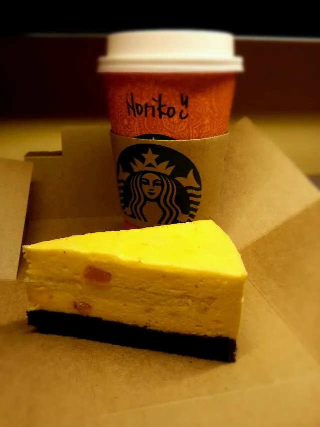 apricot muse cake & hazelnuts flavour cafe latte from starbucks|korinoさん