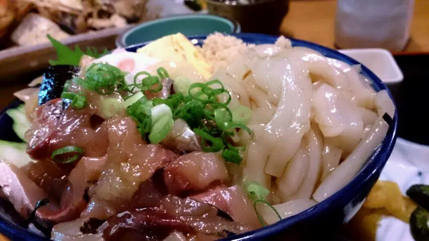 アジのたたきとイカの二色丼|akemi🐝さん