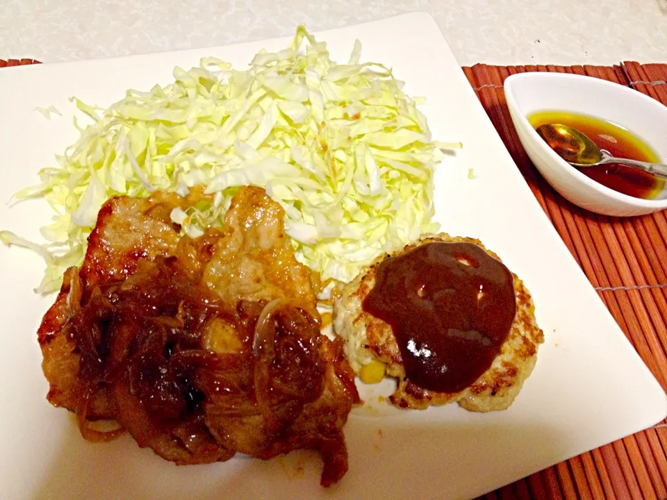 Snapdishの料理写真:ひろすけさんのふわふわ豆腐ハンバーグ♪と生姜焼き定食🐖|みきぴょん♪さん