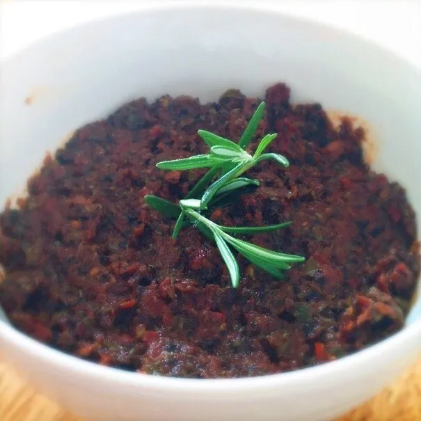 Sundried tomato, olive, capers & anchovies tapenade! Absolutely delicious 💗💗|Sharing Plates blogさん