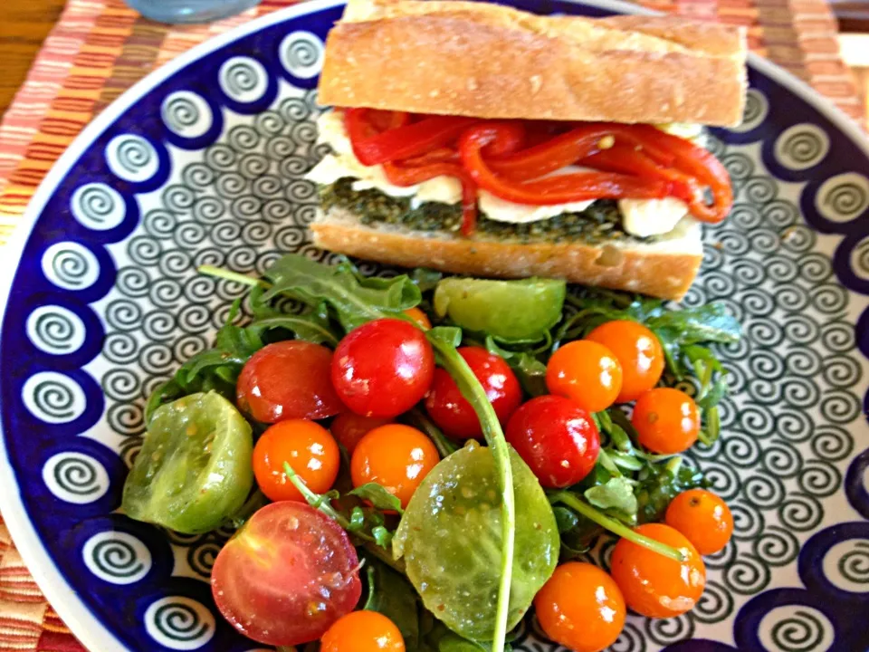 roasted pepper, carrot green pesto, mozzarella sandwich and tomato salad|Matthew Cashenさん