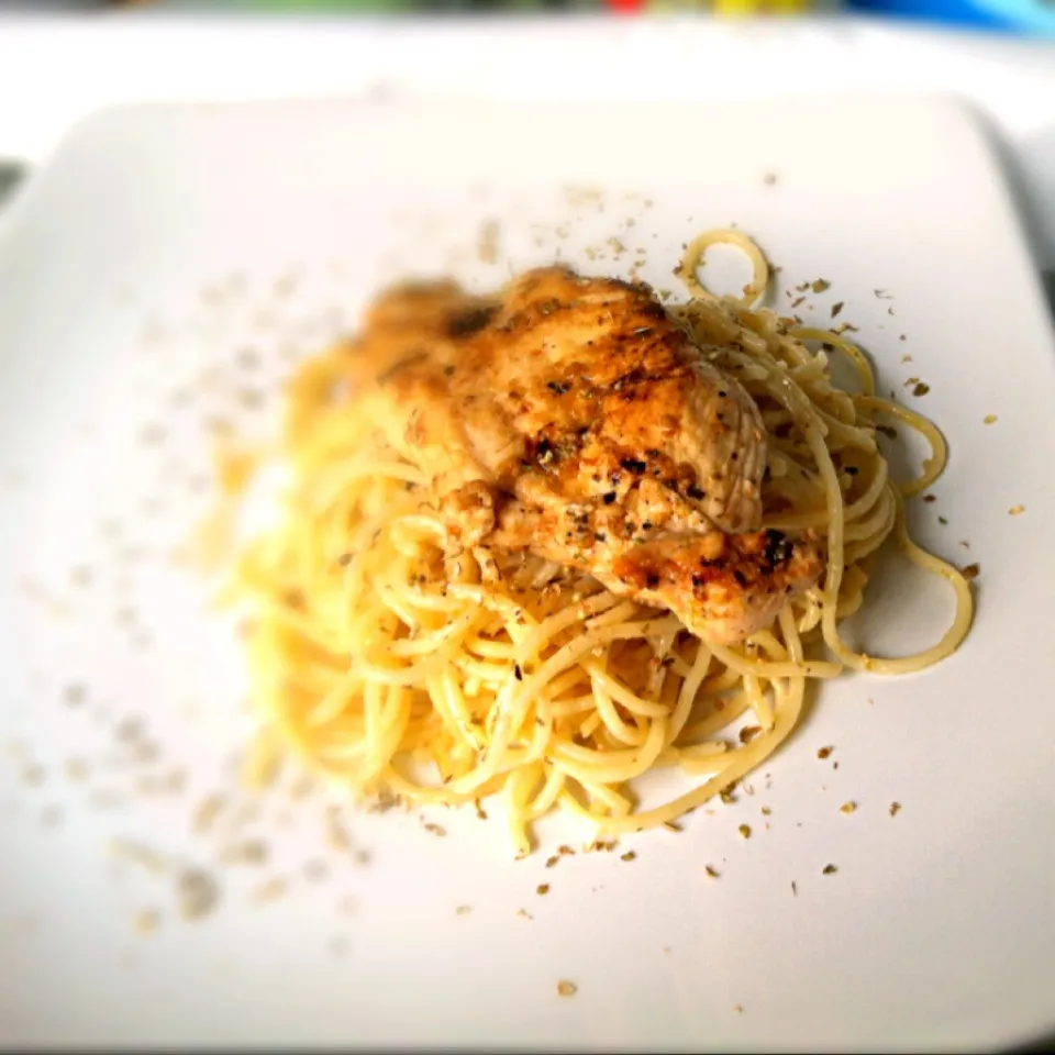 Spaghetti oglio with garlic spicy chicken|Veronica Angelia Djさん