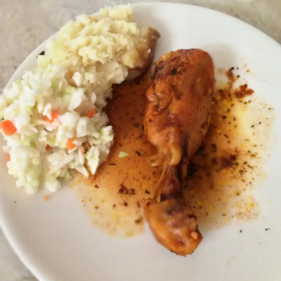 Pollo Sazonado con Orégano y Limón, acompañado de Ensalada y Puré de Papa.|Loreleyさん