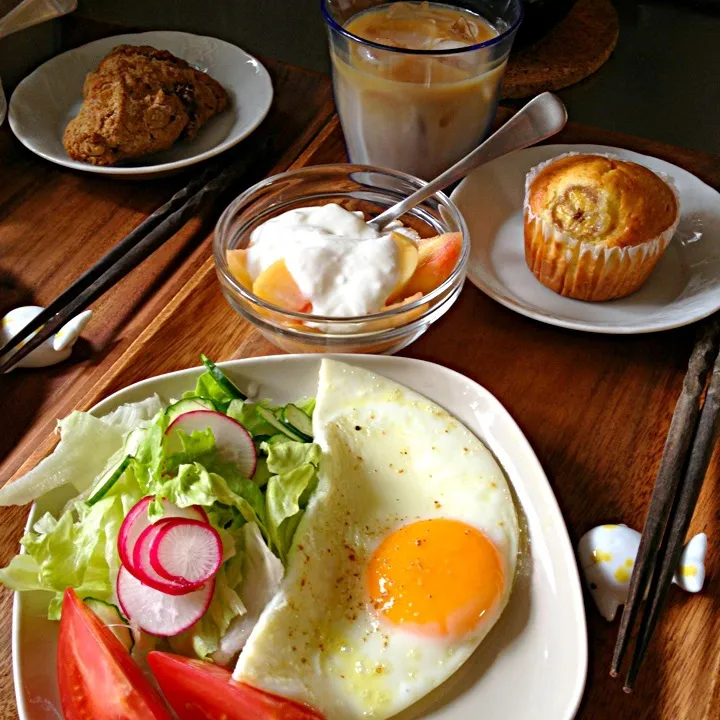 バナナマフィン／デーツスコーン、目玉焼き＆サラダ、桃＆ヨーグルト、アイスカフェオレ|charさん