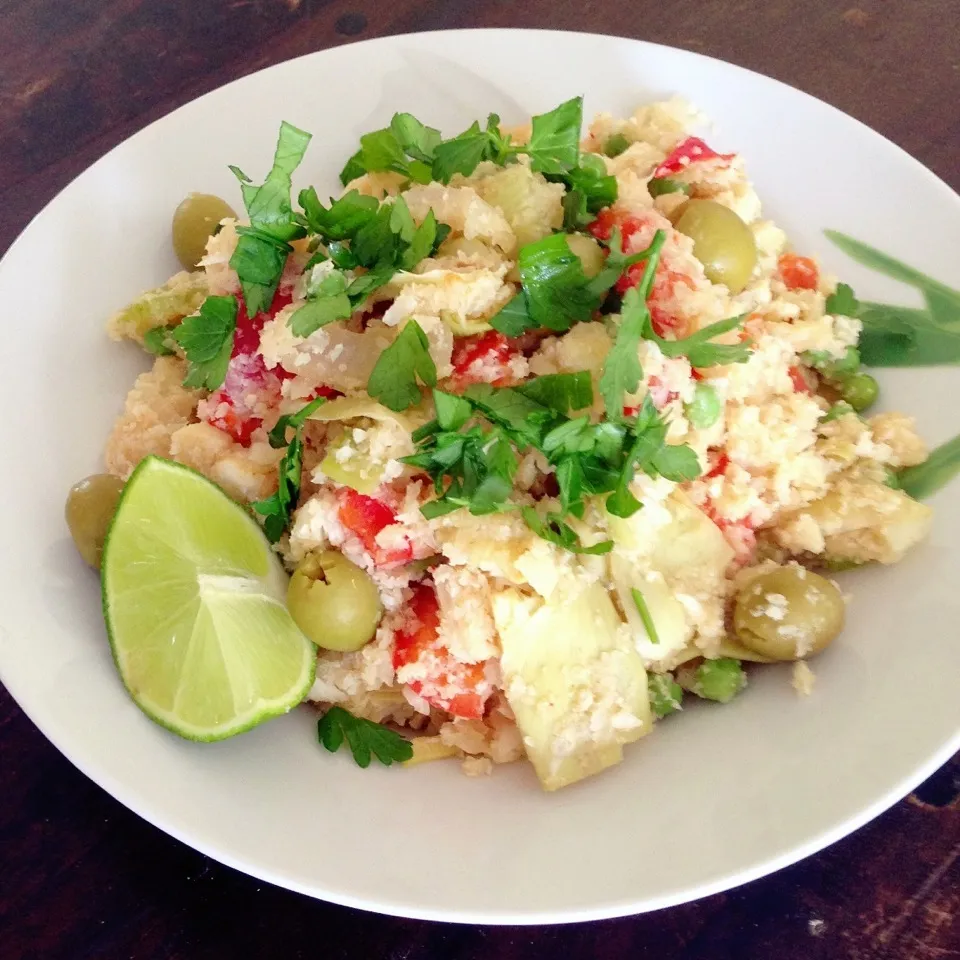 Cauliflower "rice" veggie paella with pepper, peas, artichoke, celery, plum tomatoes, green onions, olives, cilantro sprinkled with lime juice|Rianneさん