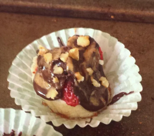 Dark chocolate covered strawberry & banana cups topped with almond butter and chopped walnuts|Meghan Tracyさん