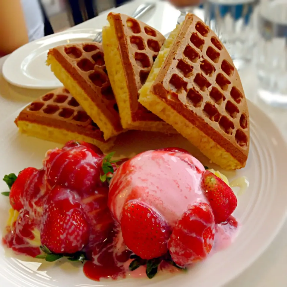 Strawberry waffles🍓🍳|PeonyYanさん