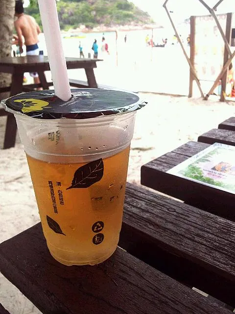 Cool down by the beachside with a glass of honey aloe vera beverage.  soothing and cooling|joey limさん