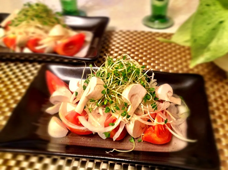 Tomato salad with leftover fresh mushrooms and broccoli sprouts|Kirk Awiamさん