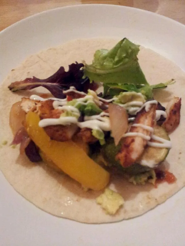 Spicy chicken fajitas with roasted peppers, red onion, courgettes and avocado salsa.|hollyさん