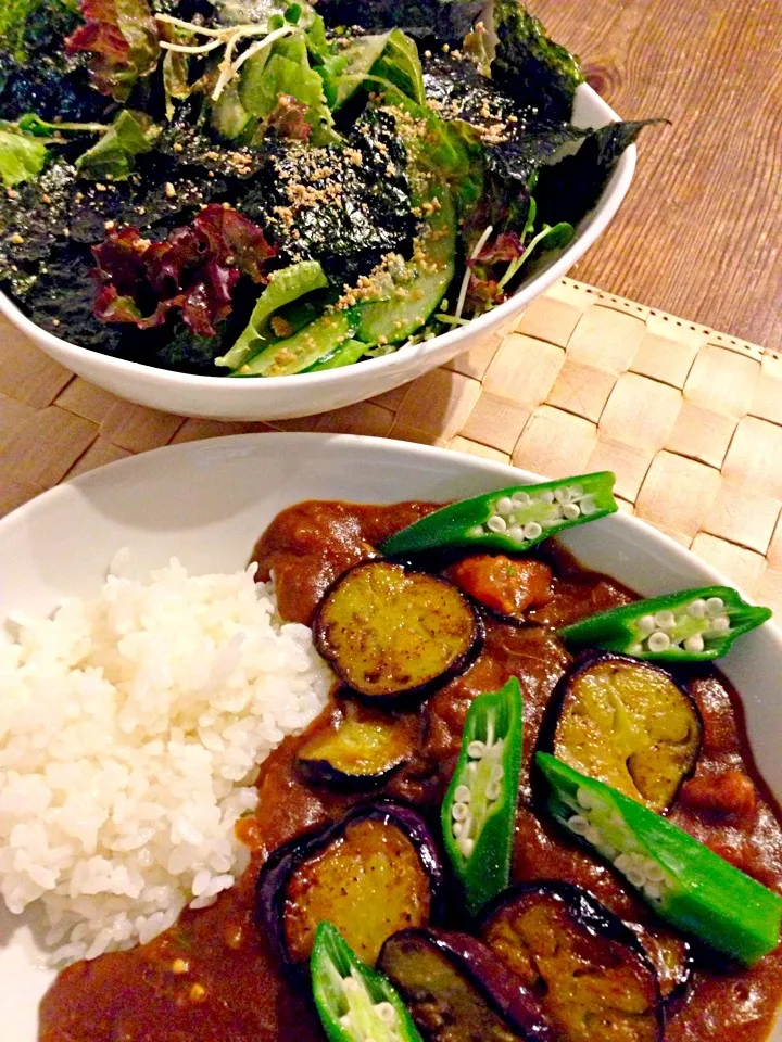 1人ご飯💛茄子とオクラのカレー🍆🍛サニーレタスと韓国海苔のサラダ🍀|まみりんごさん