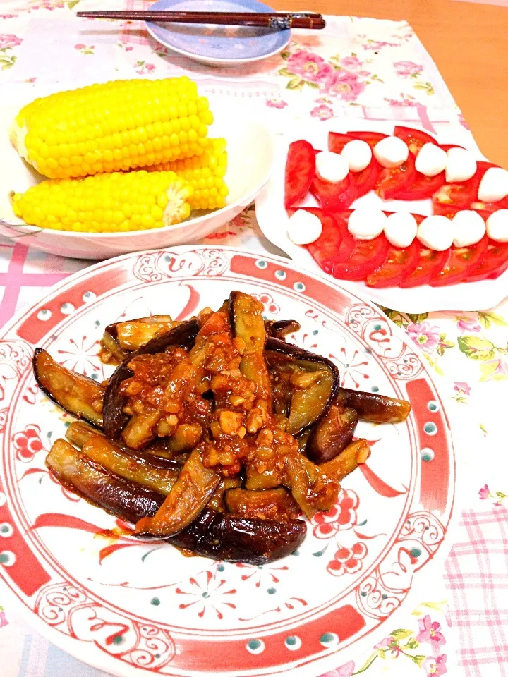 茄子の肉味噌炒め、トウモロコシ、トマトのカプレーゼ|相良幸子さん