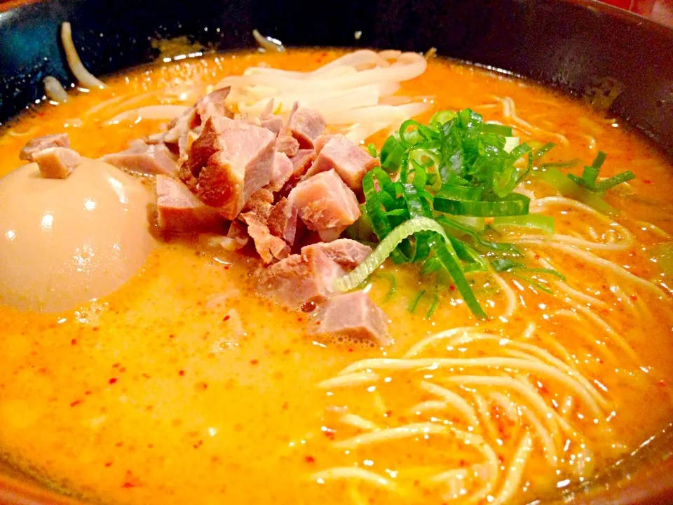 Snapdishの料理写真:半熟激辛豚骨ラーメン|amiさん