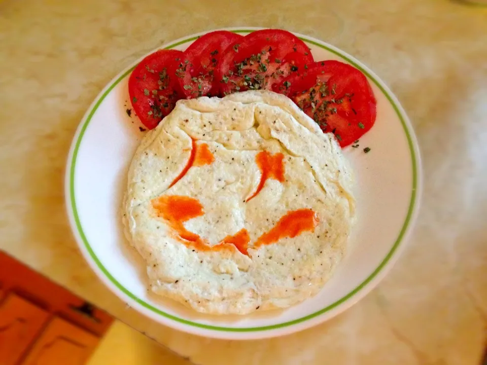 Egg white omelet with parsley and basil sliced tomato and a hot sauce smiley face|Diamond LaCroixさん