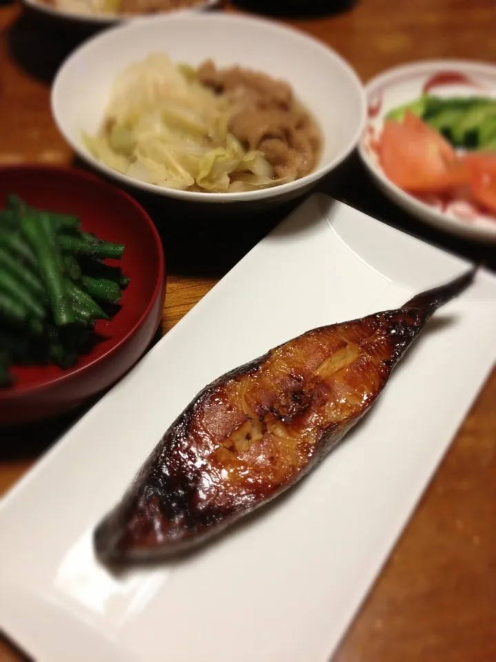 カレイてり焼き、インゲンごま味噌あえ、キャベツと油麩さっと煮、胡瓜とトマト|raku_darさん