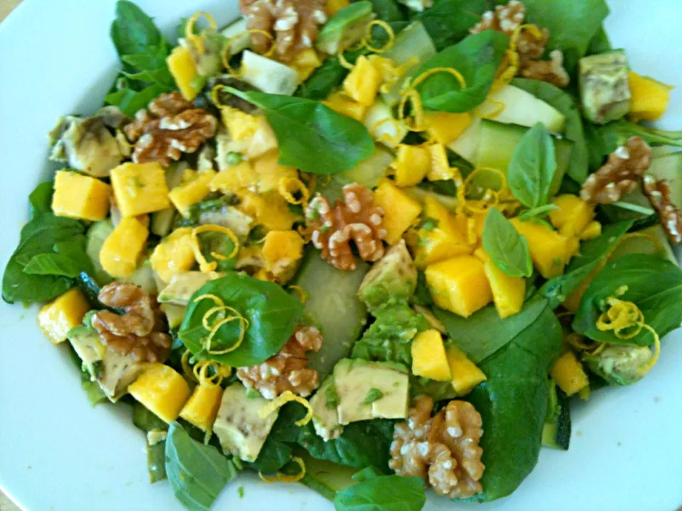 Summersalat: fresh spinach and basil, mango, avocado, lemon, cucumber and walnuts.|marianne rasmussenさん