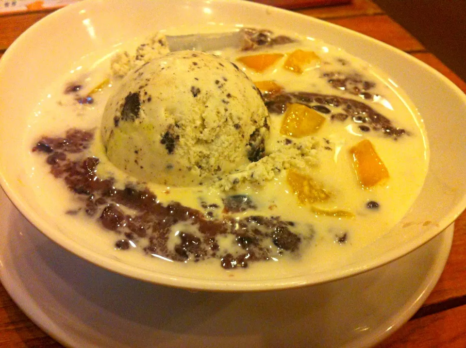 Cookies ice cream, mango, clean bean dumpling with black glutinous rice|skyblueさん