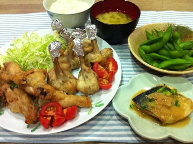 手羽元フライドチキン・さば味噌煮・枝豆・青梗菜とかぼちゃ味噌汁|まーままさん