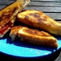 Snapdishの料理写真:grilled cheese avec tomates :)|Natalie Collisさん