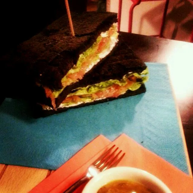 Snapdishの料理写真:black sandwich di pesce|silvanaさん