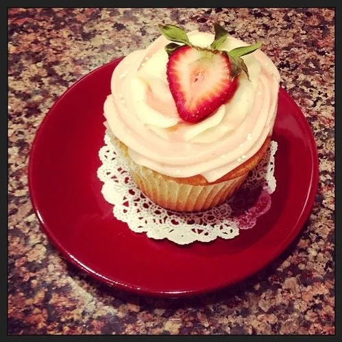 Strawberry everything ! Cupcake yum.|mya comstockさん