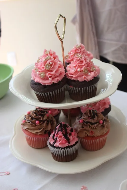 Lovely baby shower cupcakes|mya comstockさん