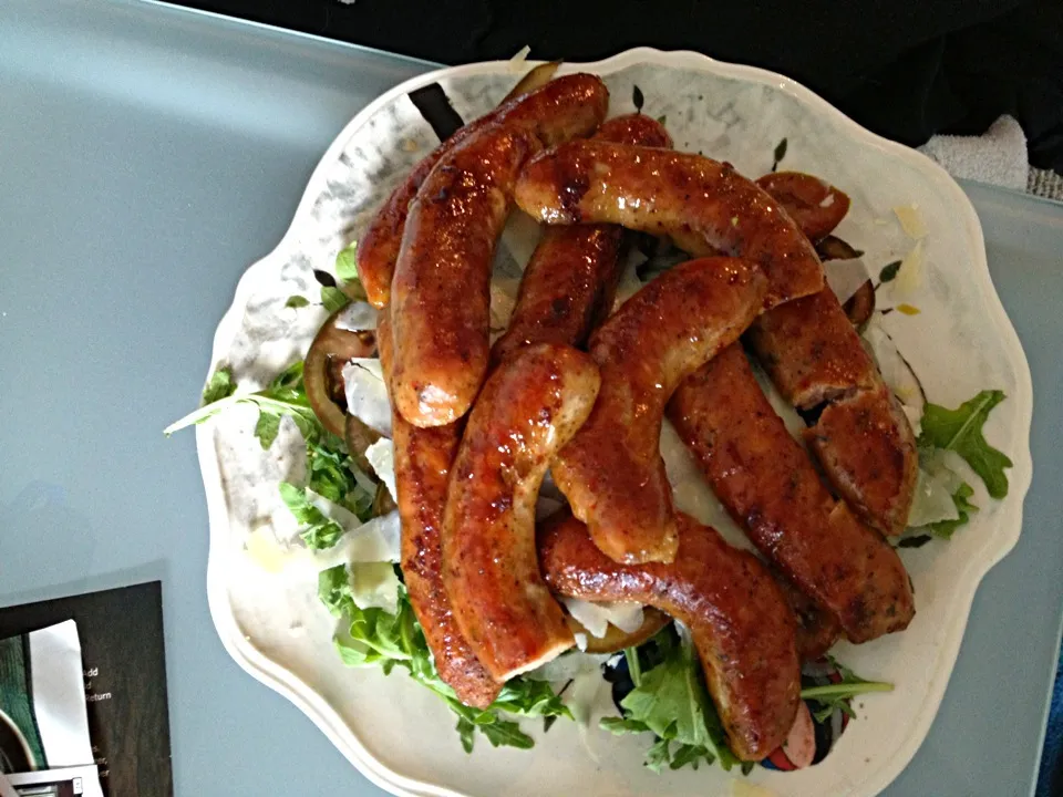 Roasted sausages with tomatoes, arugula and parmesan cheese|nayo satterleeさん