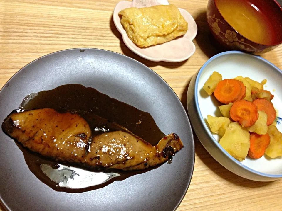 Snapdishの料理写真:ブリの照り焼き、じゃがいも煮込み、卵焼き、お味噌汁|離乳食完了期 1歳さん