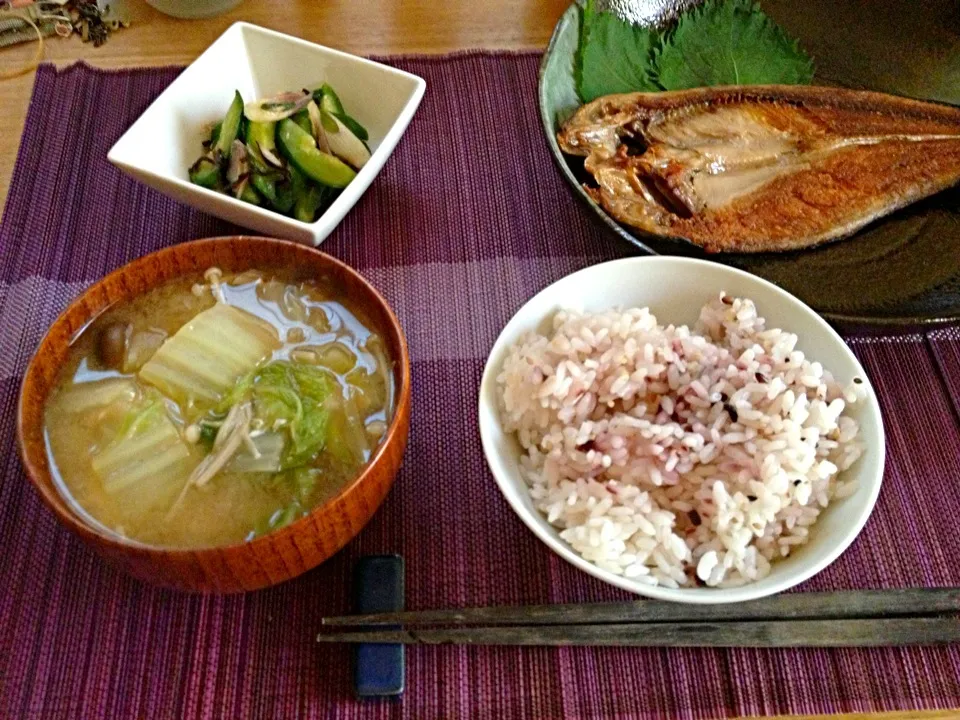 朝ごはん★ほっけの開き、きゅうりとみょうがの塩昆布和え、みそ汁、十五穀ごはん|ハルさん