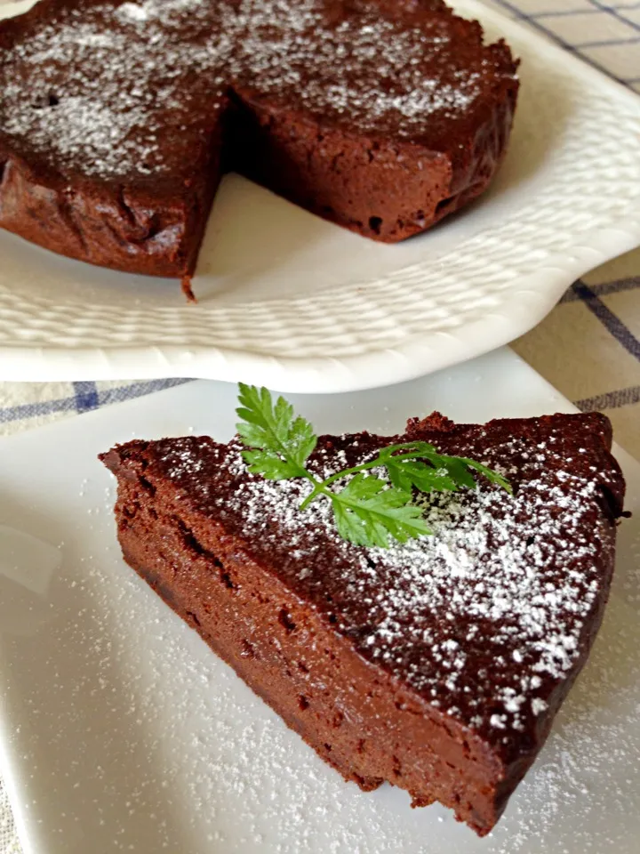 炊飯器で簡単〜卵とチョコだけで作る生チョコケーキ💓|ぺぽりさん