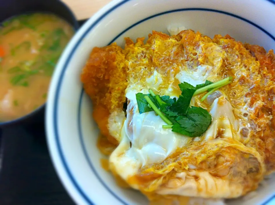 【本日のランチ】カツ丼。(ﾟдﾟ)ｳﾏｰ|JTKさん