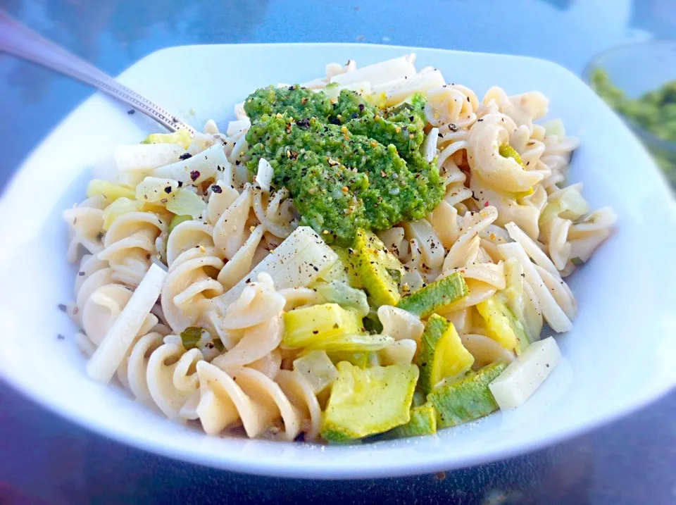 Brown rice pasta with summer squash, raw goat cheddar, and a sunflower seed basil pesto|whitney kearさん