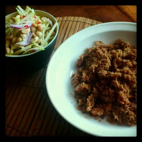 ปลาทูน่าฟู ... Crisp fried tuna w/ Thai style sweet fish sauce and apple|warittha pさん