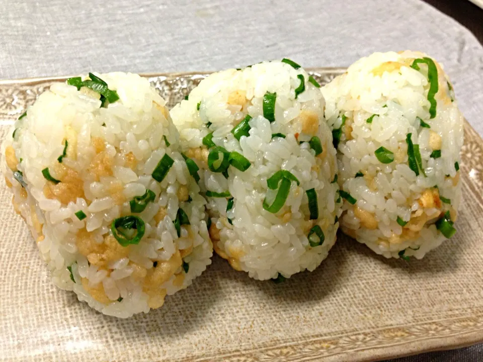 川野さんのてんかすだしおむすびで子どもと３人の晩御飯💕|ゆきさん