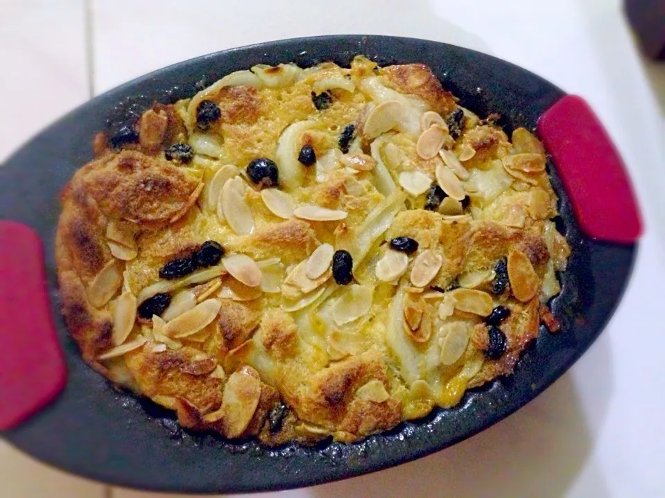 Snapdishの料理写真:Coconut bread tart toast with raisin n almond|Lauraさん