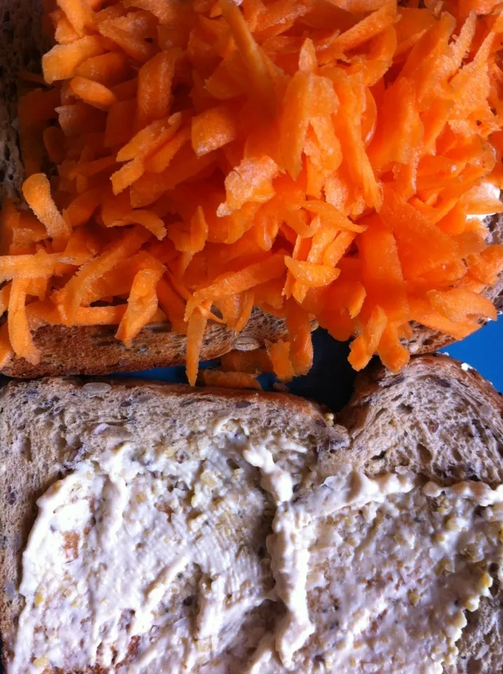 Grated carrot & houmous sandwich|Nick Hiderさん