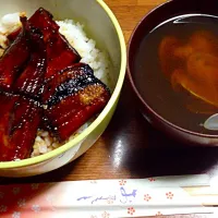 Snapdishの料理写真:うなぎの蒲焼き丼！・あさり汁|綾乃さん