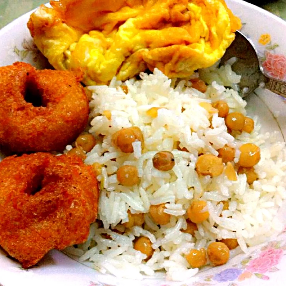 Myanmar breakfast (fried egg,bean rice,ba-yar-Kyaw )|ToeEi EiMonさん